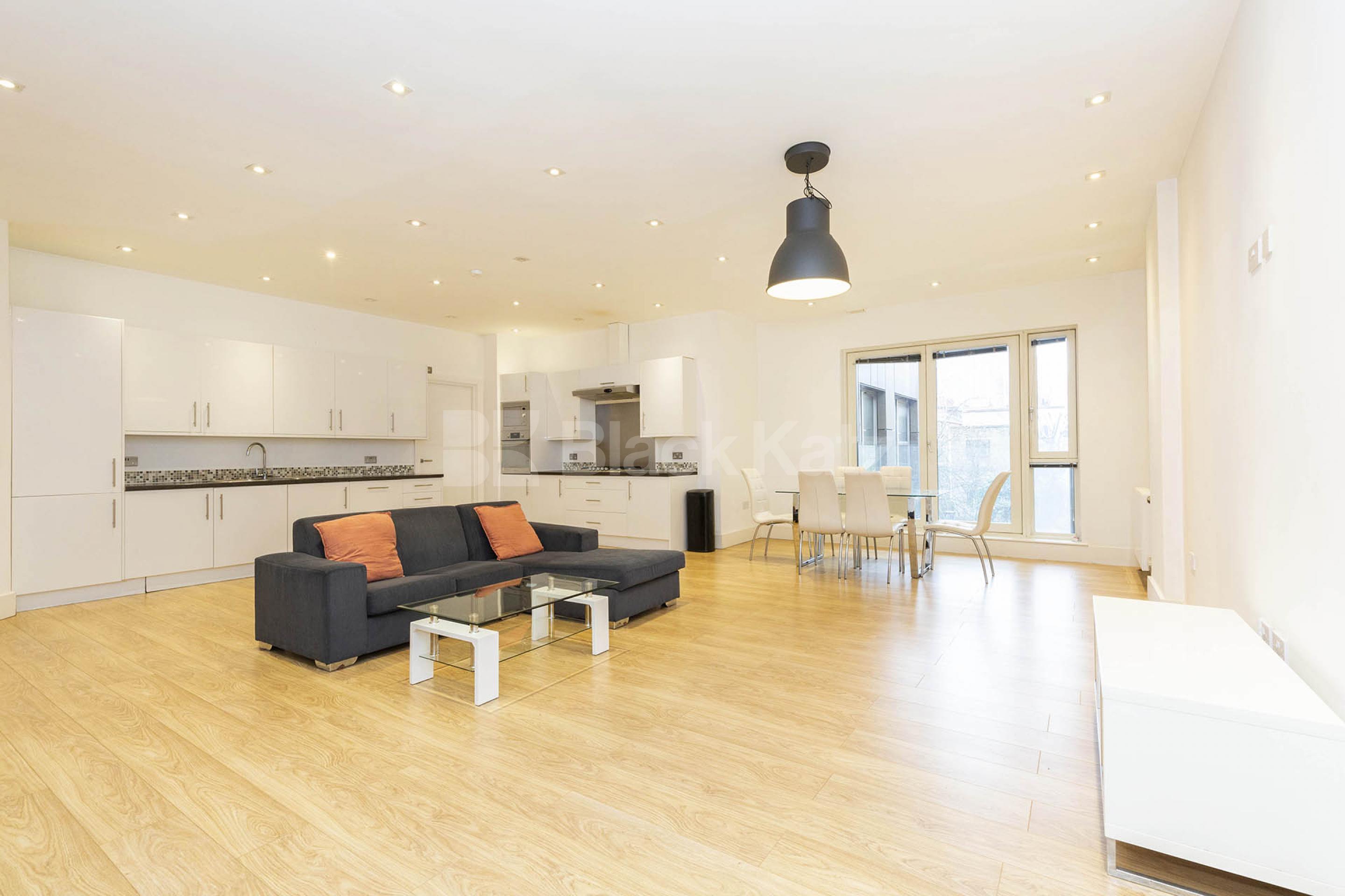 2 bedroom 2 bathroom maisonette in a central location Spelman Street , Brike Lane E1